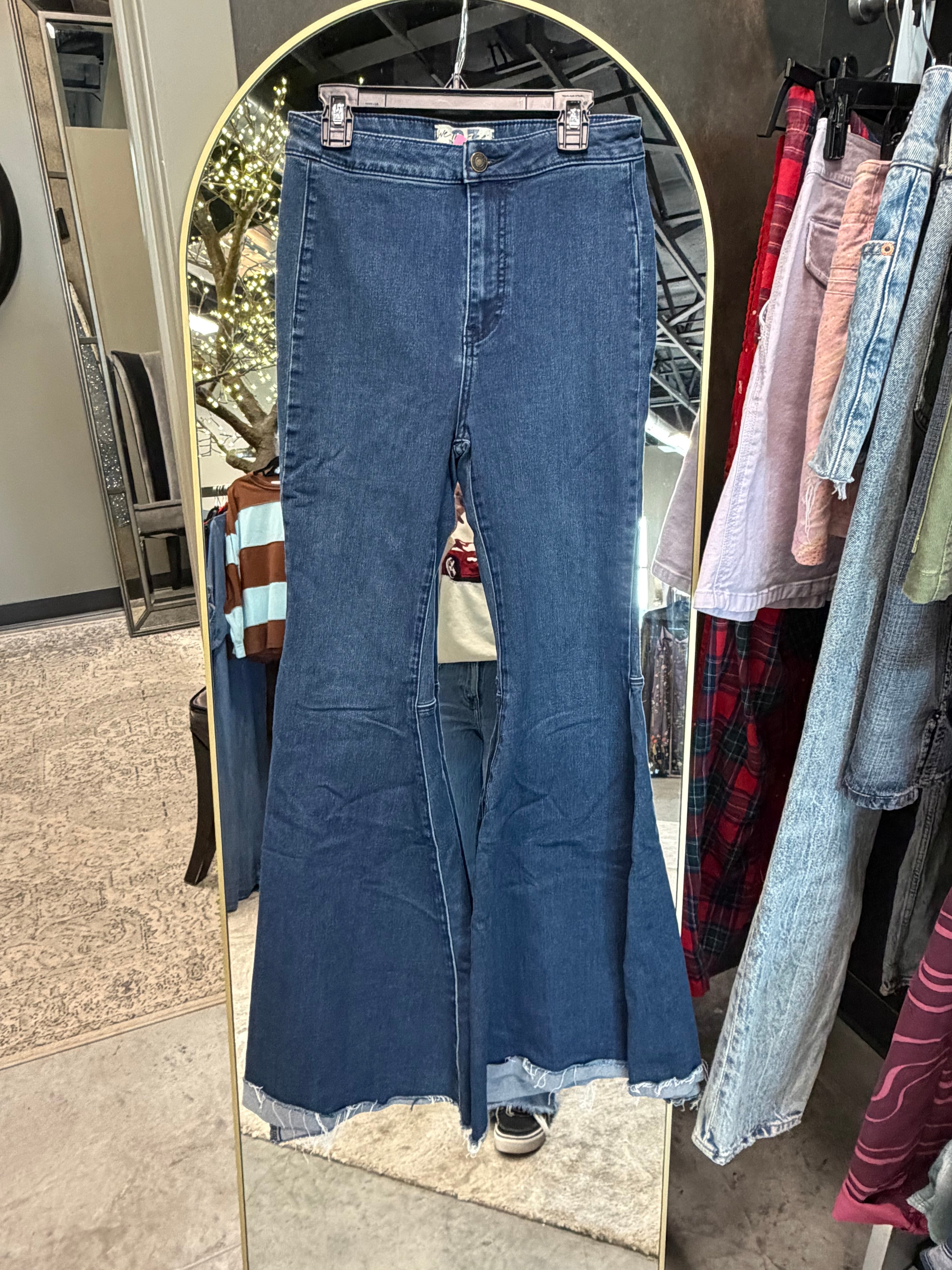 Free People We The Free Bell Bottom Jeans – Size 27 | Pre-Loved